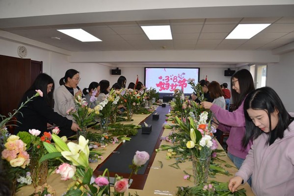 Huashui 강원 랜드 홀덤 Trade Union은 "봄 꽃 꽃, 시적 꽃 예술"여성의 날 꽃꽂이 활동을 개최했습니다